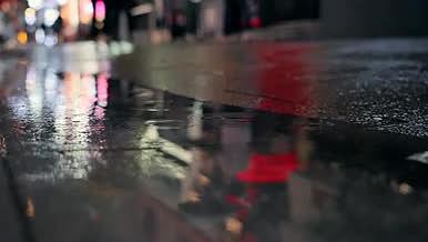 4k城市街道夜晚下雨雨滴唯美空镜视频的预览图